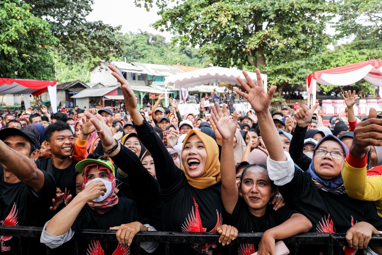 Ribuan warga desa Garut ke kawasan Pantai Rancabuaya, Desa Purbayani, Caringin, Jawa Barat. Sabtu 30 Juli 2022, sore,  berkumpul dan mendeklarasikan dukungan kepada Ganjar Pranowo sebagai Presiden 2024. 
