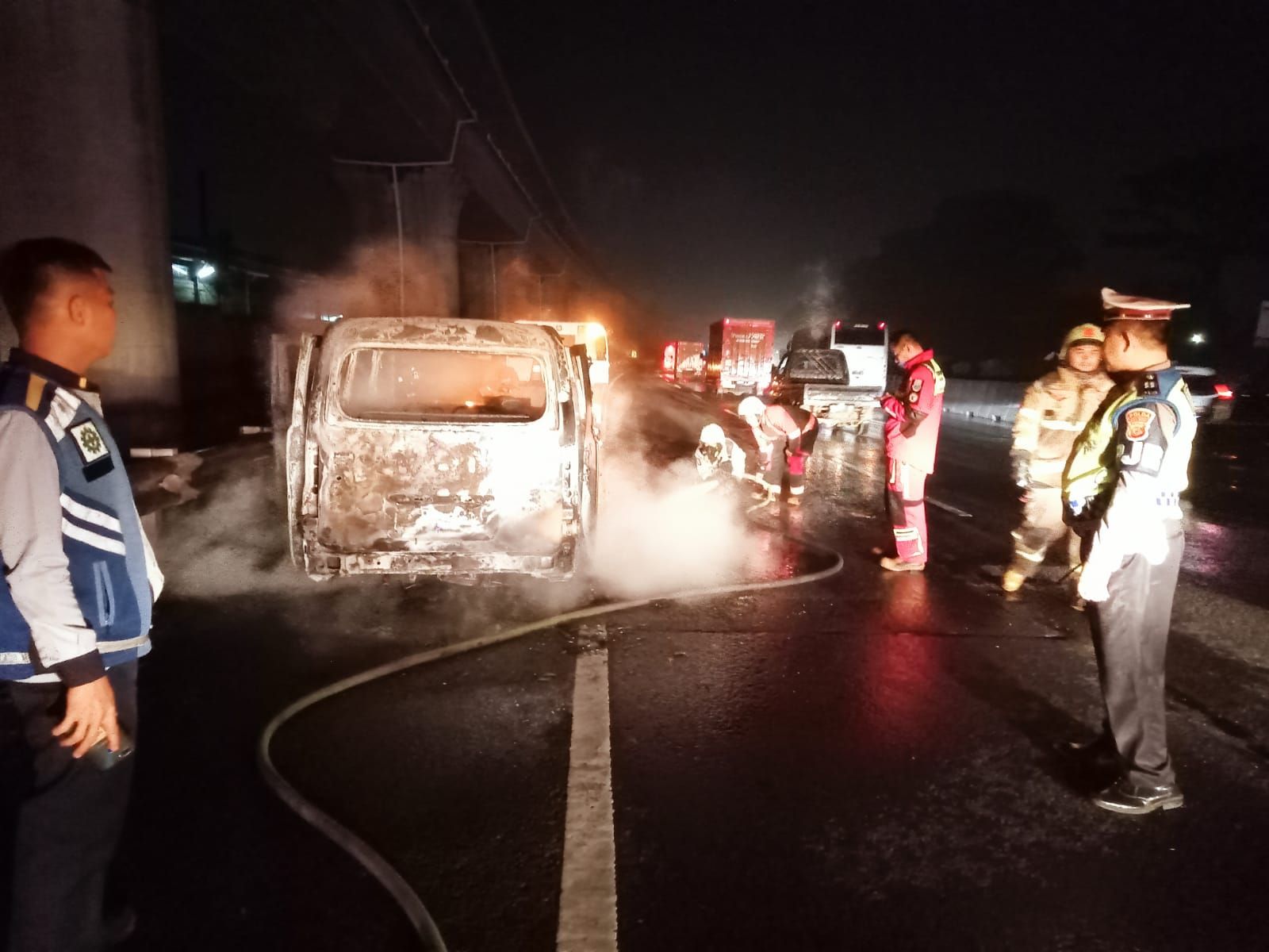 Kebakaran mobil di jalan tol arah Bandung berhasil dipadamkan, Sabtu 30 Juli 2022 malam.