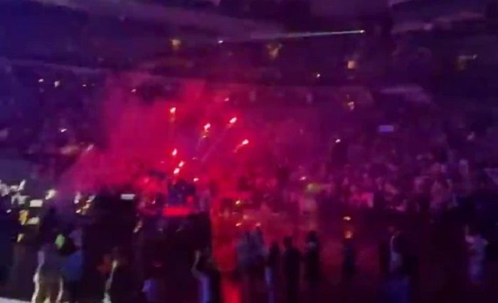Ledakan mewarnai konser Dua Lipa di mosh pit Scotiabank Arena di Toronto.*  