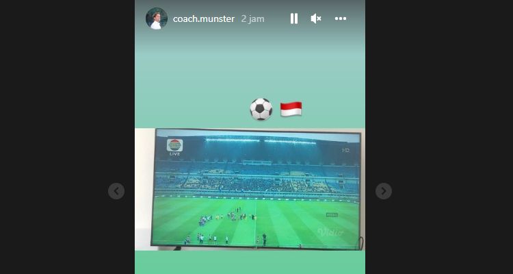 Mantan pelatih Bhayangkara FC Paul Munster nonton pertandingan Persib Bandung vs Madura United, Sabtu 30 Juli 2022 via televisi.