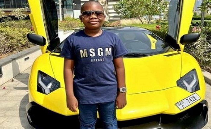 Mompha Junior adalah bocil asal Nigeria yang paling kaya karena memiliki rumah dan koleksi mobil mewah.*  