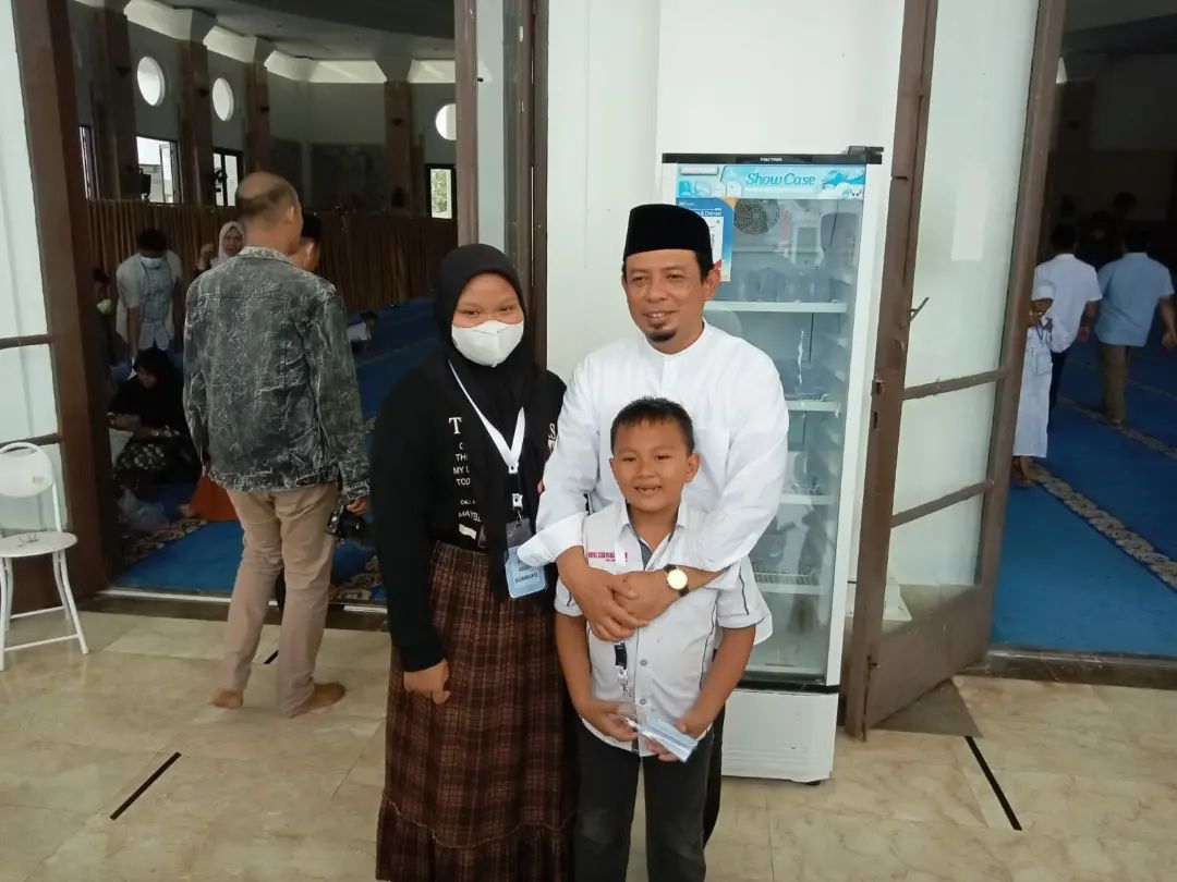 Wakil Wali Kota Bengkulu Dedy Wahyudi merangkut anak yatim/foto: Kominfokota/