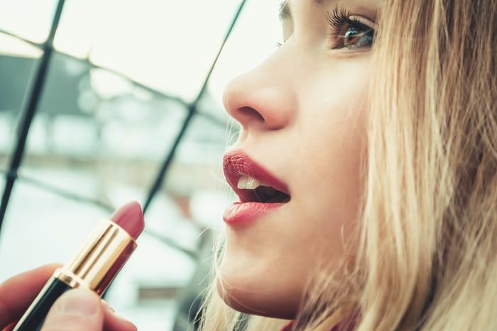 Catat! Inilah 5 Cara Membuat Lipstik Tahan Sepanjang Hari