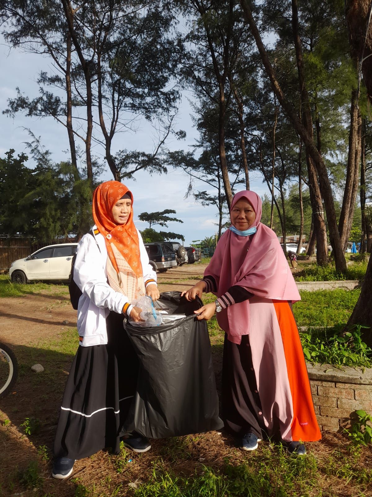 Kerja bakti membersihkan kawasan sekitar pantai panjang di kawasan pantai panjang Bengkulu, Minggu pagi (31/7/2022)