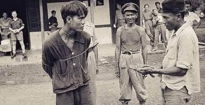 Londo Ireng menahan putra Indonesia, dan disisi kiri foto kolonial Belanda melihat peristiwa adu domba bangsa Indonesia di depan matanya