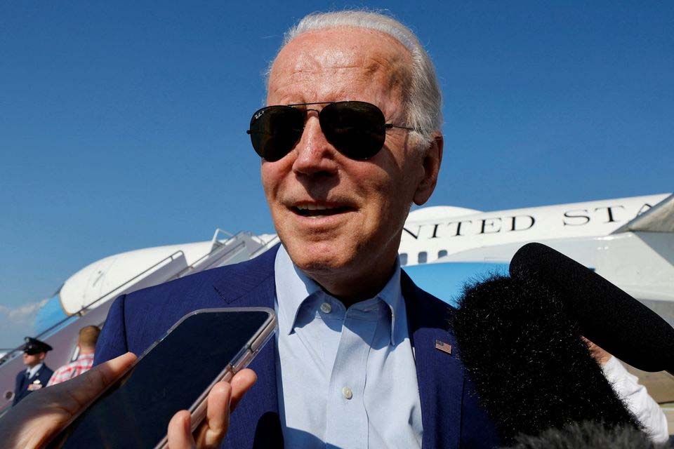 Presiden AS Joe Biden berbicara kepada media saat tiba di Pangkalan Gabungan Andrews, Maryland, AS 20 Juli 2022.   