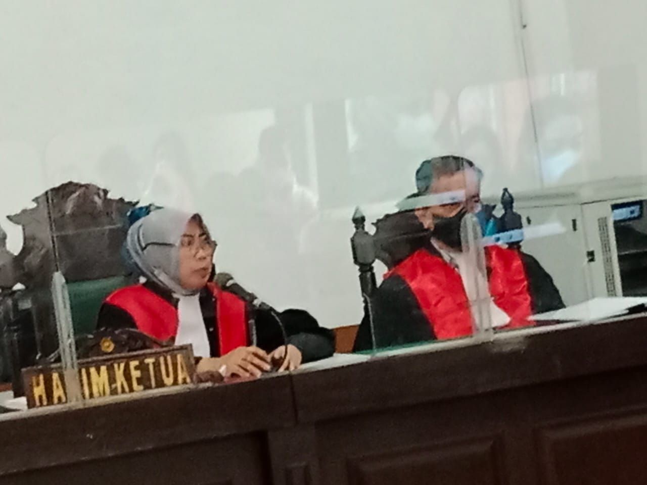 Hakim ketua Pengadilan Tipikor Bandung saat membacakan putusa sela