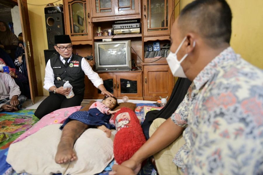Tazkiatul anak penderita kanker ganas di kakinya terima bantuan dari Gubernur Jawa Barat Ridwan Kamil.