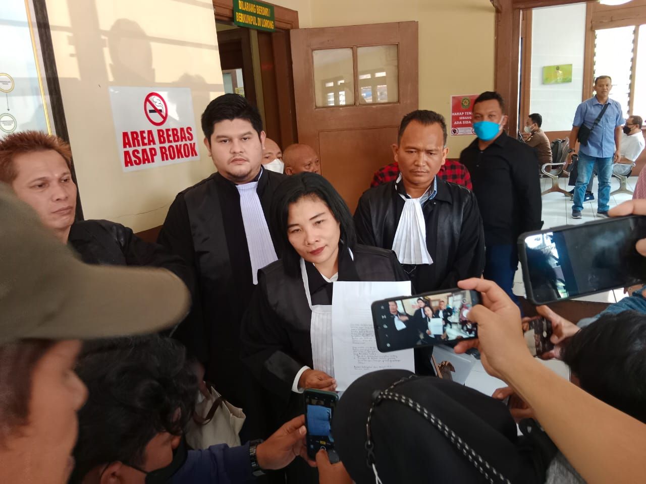 Dina Lara Rahmawati Butar-Butar saat memberikan keterangan pers ke Pengadilan Tipikor Bandung, Senin 1 Agustus 2022