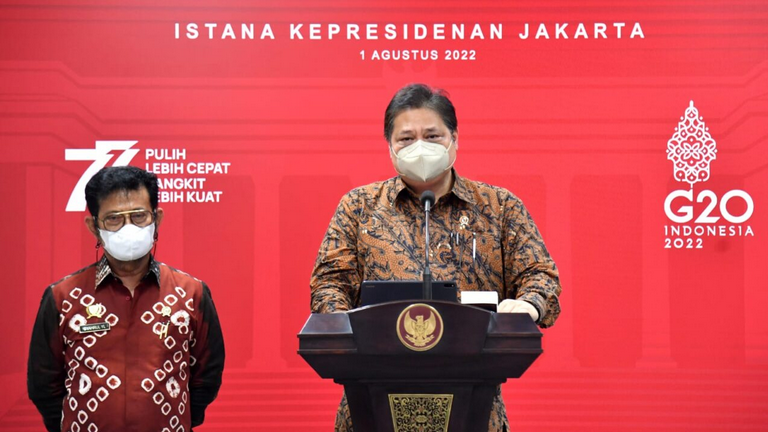 Menteri Koordinator Bidang Perekonomian Airlangga Hartarto dan Menteri Pertanian Syahrul Yasin Limpo menyampaikan keterangan selepas mengikuti rapat terbatas soal peningkatan produksi jagung di Istana Merdeka, Jakarta, Senin, 1 Agustus 2022.