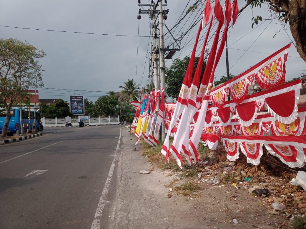 Pernak -pernik HUT RI ke-77 juga terlihat di simpang Tiga Jalan Menuju Baypass Bandara Internasional Zainuddin Abdul Madjid, Lombok Tengah.