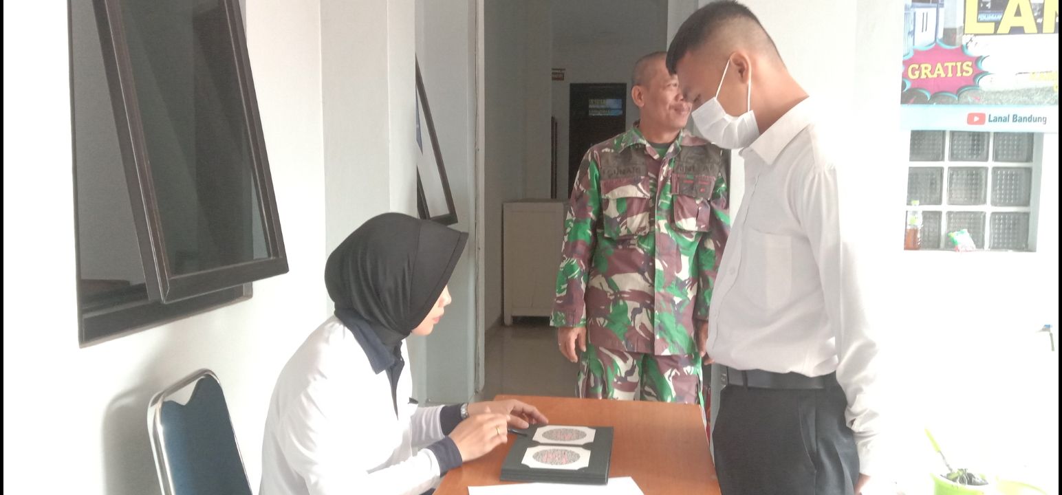 Calon prajurit Bintara TNI Angkatan Laut sedang mengikuti tes buta warna.