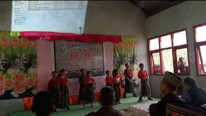 Siswa SDK Ntaram mengisi acara syukuran ulang tahun sekolah