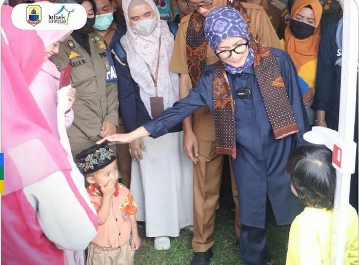 Bupati Lebak Iti Octavia Jayabaya berbincang dengan beberapa anak, saat meluncurkan Bulan Imunisasi Anak Nasional (BIAN), di Kabupaten Lebak, Banten, Selasa (02/08/2022). 