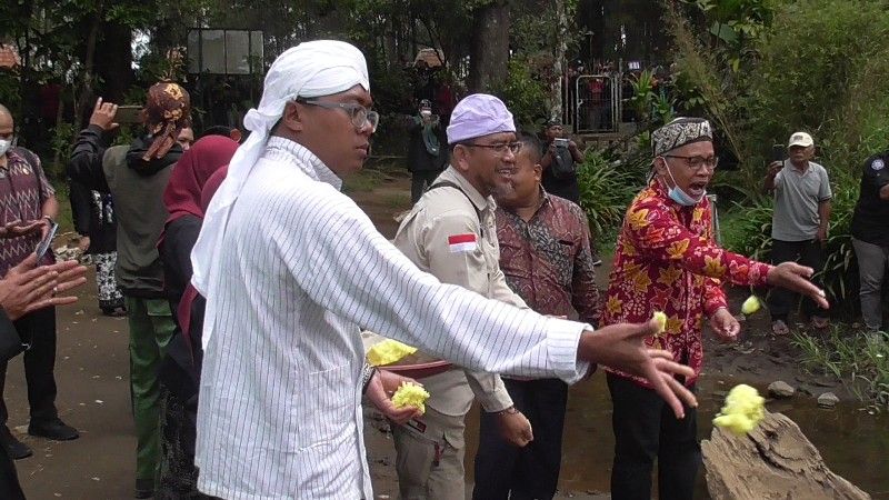 Kades Pandansari Irwan Susanto dan Kadinbudpar memberikan tumpeng untuk ikan di Telaga Ranjeng.