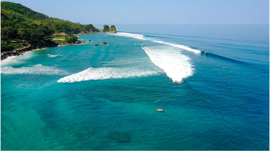 Pantai Nihiwatu Sumba, NTT, wisata pantai eksotis dan hits yang paling rekomended. Favorit sejumlah selebriti Holywood, termasuk Chris Hemsworth pemeran utama Film Thor
