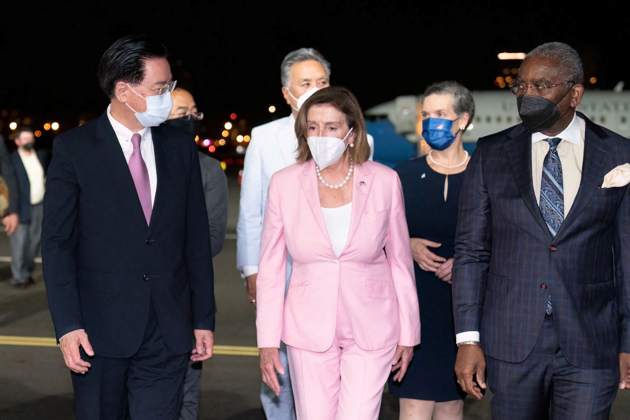 Nancy Pelosi saat tiba di Taiwan dan disambut Menteri Luar Negeri Taiwan, Joseph Wu.