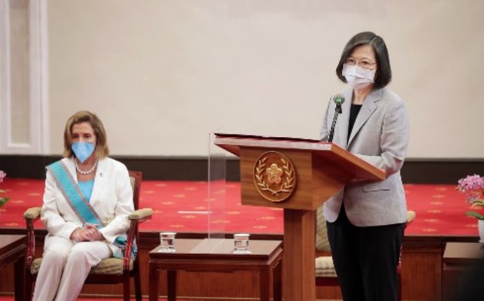 Dalam foto yang dirilis oleh Kantor Kepresidenan Taiwan ini, Presiden Taiwan Tsai Ing-wen, kanan, berbicara dalam pertemuan dengan Ketua DPR AS Nancy Pelosi di Taipei, Taiwan, 3 Agustus. 
