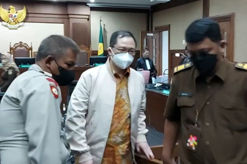 Tersangka kasus korupsi atau maling uang rakyat PT Asabri, Teddy Tjokrosapoetro divonis 12 tahun penjara.