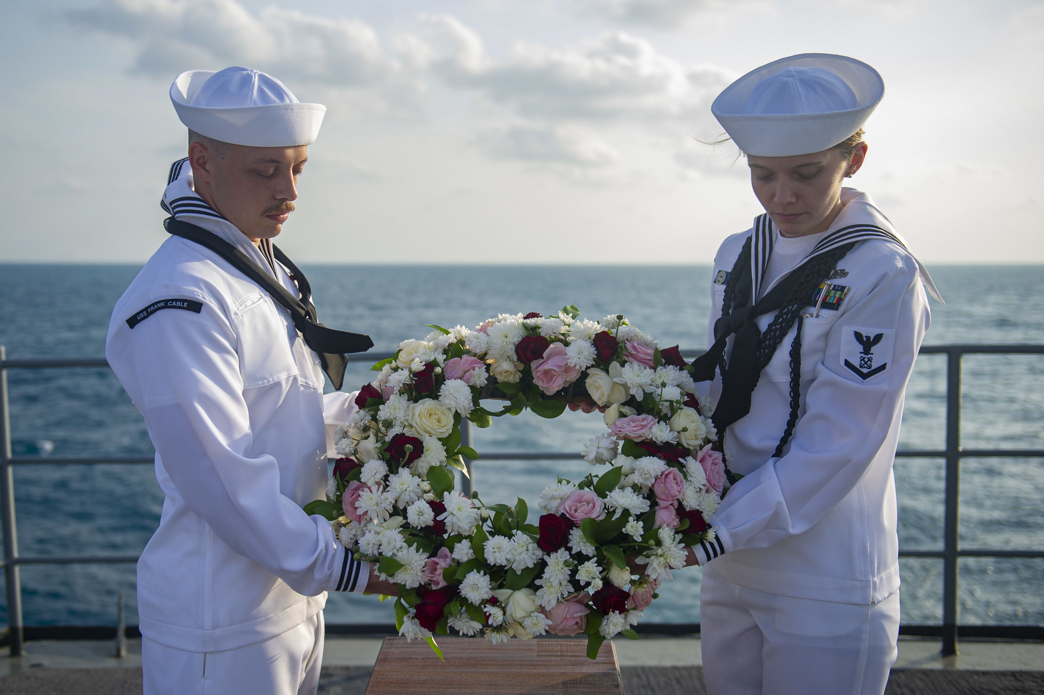 USS Frank Cable AS menggelar upacara untuk menghormati 53 pelaut Indonesia yang hilang di KRI Nanggala 402