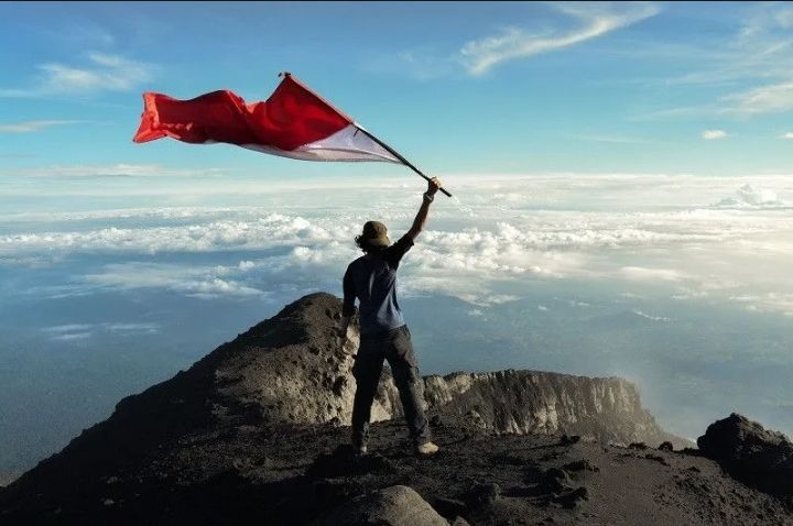 Setiap tanggal 17 Agustus, masyarakat akan merayakan Hari Kemerdekaan Indonesia.  Bagi para pencinta alam, biasanya mereka memilih aktivitas mendaki untuk mengibarkan bendera merah putih di puncak gunung. 