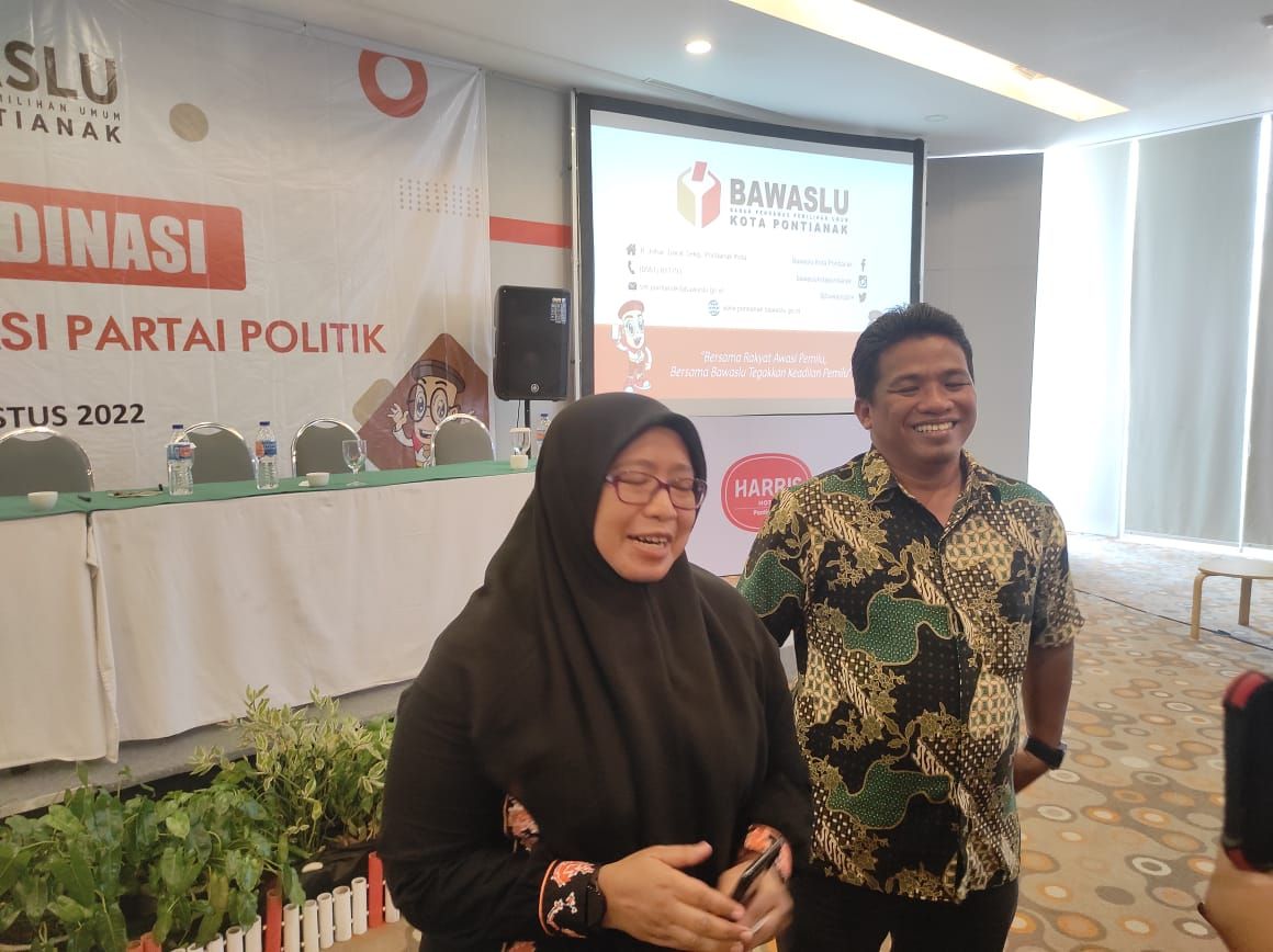 Komisioner Bawaslu Kalbar Syarifah Aryana bersama Ketua Bawaslu Kota Pontianak Budhari saat sosialisasi verifikasi  Parpol