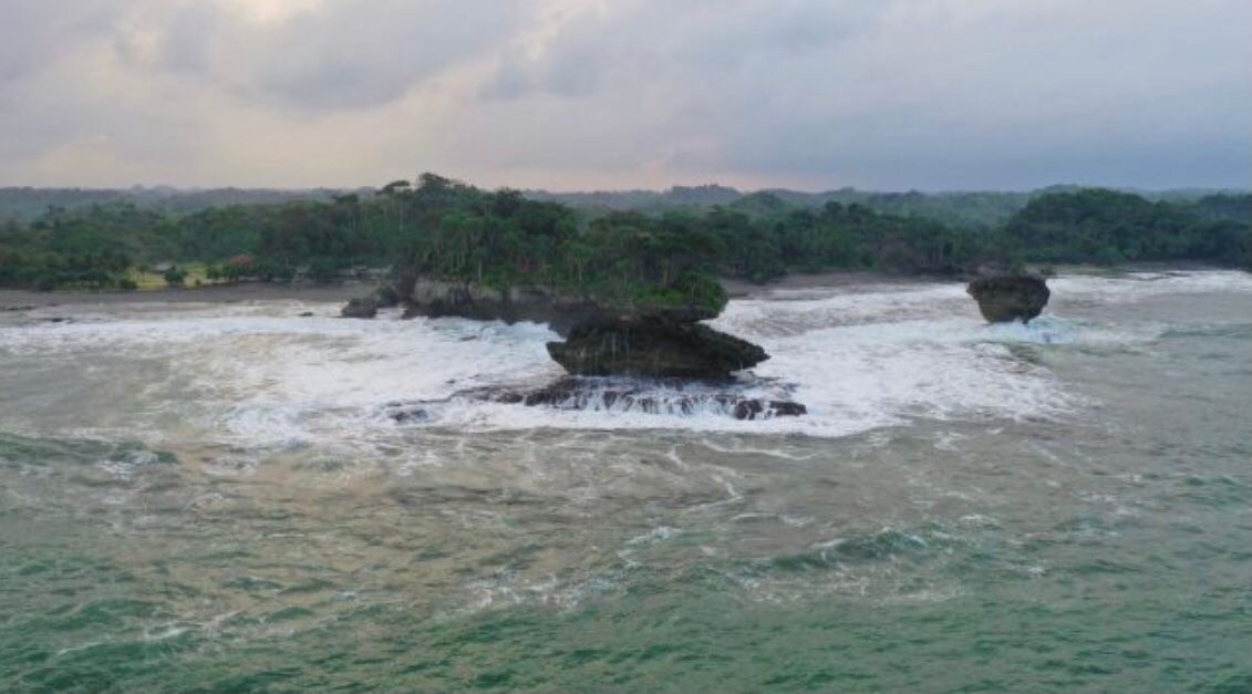 Pantai Madasari, Jawa Barat, 6 Rekomendasi Tempat Wisata Hits Yang Bisa Dikunjungi Pada Tahun Baru 2023, Yang Terakhir Pantai Yang Indah