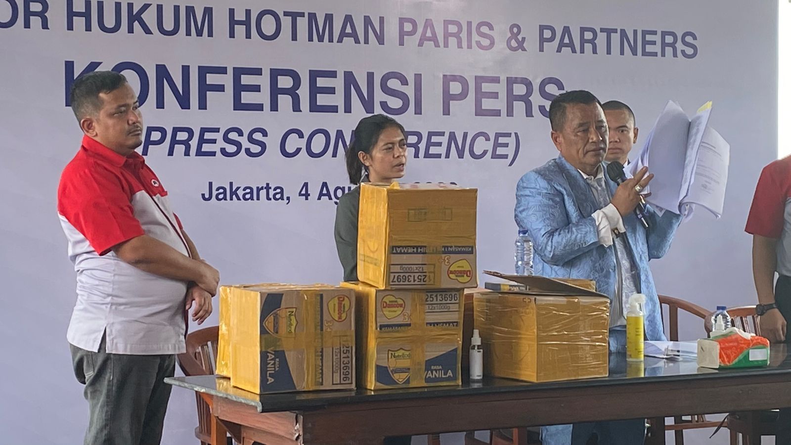 Hotman Paris selaku kuasa hukum JNE saat memaparkan kronologi penguburan beras bantuan presiden di Depok, Jawa Barat.