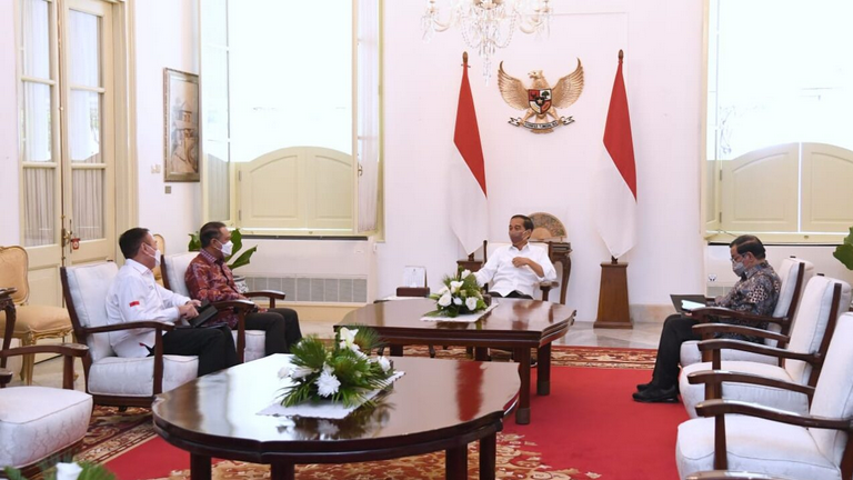 Presiden Joko Widodo menerima Menteri Pemuda dan Olahraga Zainudin Amali dan Ketua Umum PSSI Mochamad Iriawan di Istana Merdeka, Jakarta, Rabu, 3 Agustus 2022. 