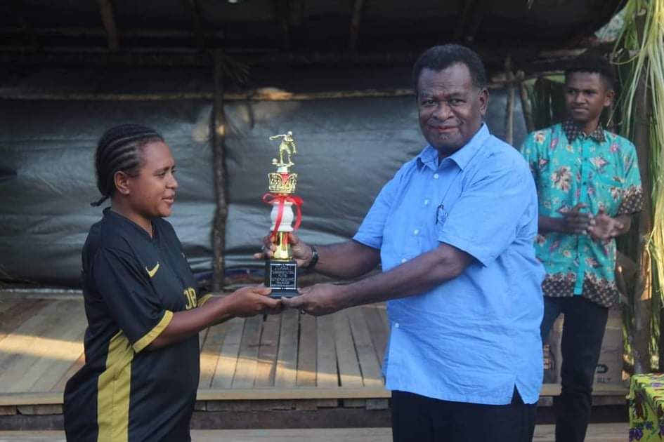 Kepala Dinas Kehutanan dan Lingkungan Hidup Provinsi Papua, Jan Jap Ormuseray,SH.MSi , saat memberikan piala kepada pemian  yang menjadi  juara.