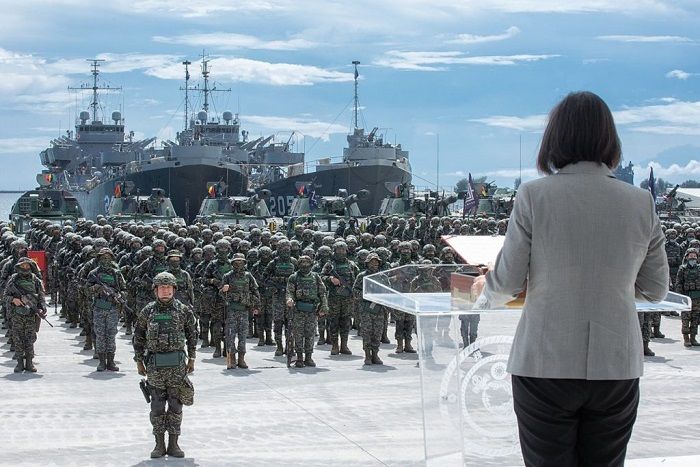 Presiden Taiwan Tsai Ing-wen berbicara di depan militernya