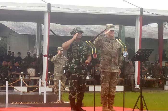 Panglima TNI Jenderal Andika Perkasa (kiri) didampingi Komandan USQPARC Jenderal Charles A Flyn (kanan) membuka latihan bersama Super Garuda Shield (SGS) Tahun 2022 dari Pusat Latihan Tempur, di Baturaja, Sumatera Selatan.
