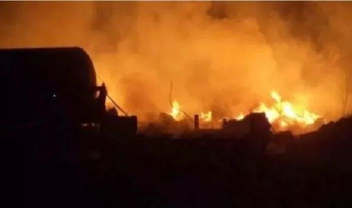 Api yang membakar kereta api Rusia memicu ledakan cukup keras di Kherson, Ukraina.*  