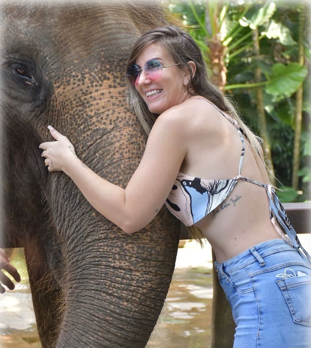 Momen bahagia Monica Mandelli menyentuh belalai gajah.