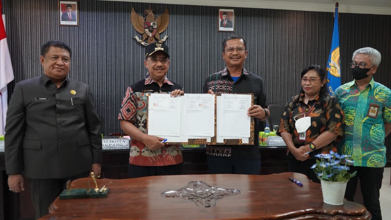 Tandatangan berita acara serah terima SPAM Kali Dendeng dan RISHA di Kota Kupang