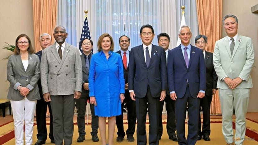 Ketua DPR AS Nancy Pelosi dan delegasi lainnya berfoto bersama Perdana Menteri Jepang Fumio Kishida sebelum sarapan pagi di kediaman Kishida di Tokyo, Jepang, 5 Agustus 2022. 