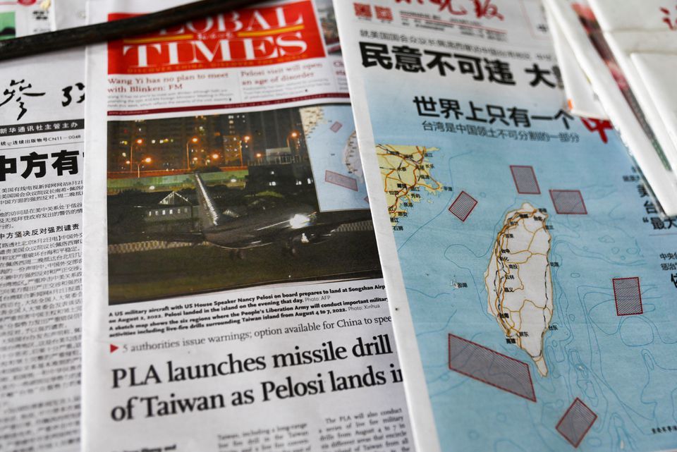 Sebuah peta menunjukkan lokasi di mana Tentara PLA akan melakukan latihan militer, termasuk latihan tembakan langsung terlihat di laporan surat kabar tentang kunjungan Ketua DPR AS Nancy Pelosi ke Taiwan, di sebuah kios koran di Beijing, China 3 Agustus 2022.   
