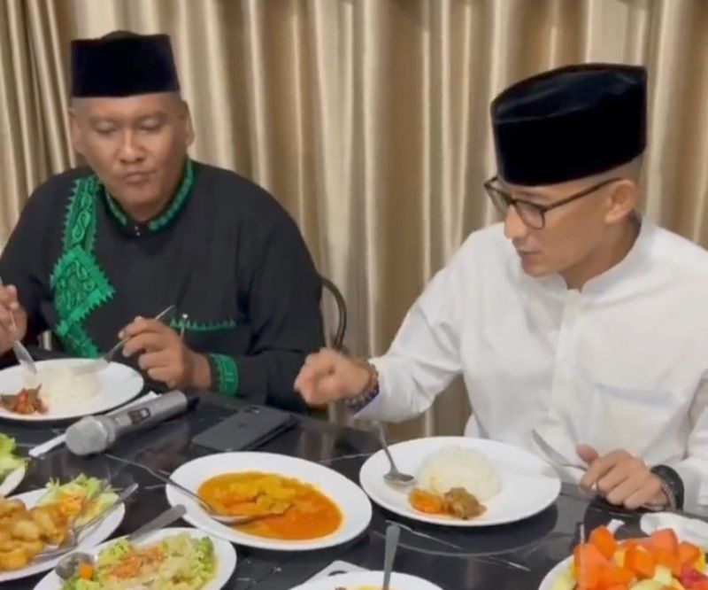 Menparekraf Sandiaga Salahuddin Uno sedang mencicipi kuliner khas Aceh.