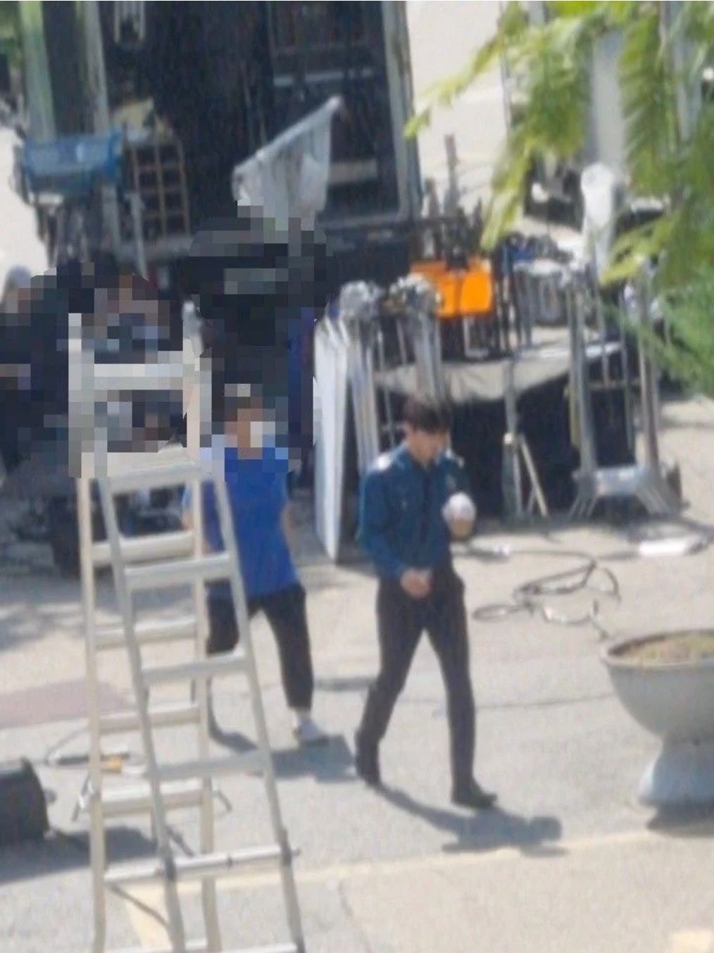 Nam Joo Hyuk terlihat di lokasi syutinh Vigilante./Allkpop