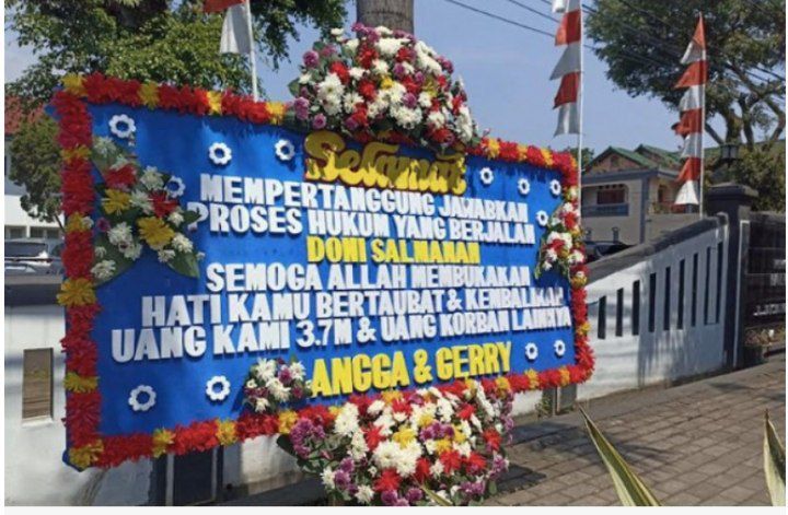 Karangan bunga dari korban Doni Salmanan di PN Bale Bandung
