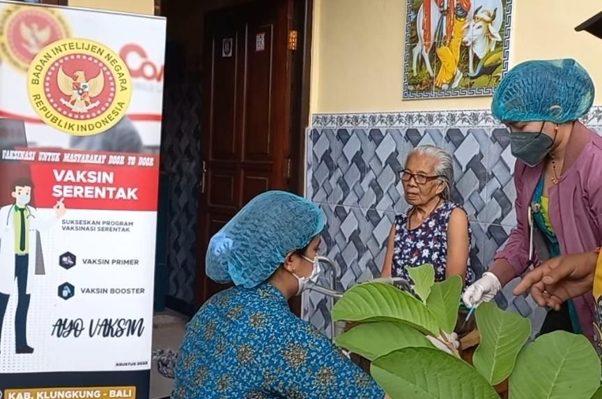 Vaksinasi BIN Bali di lingkungan Puri Satria Kanginan, Desa Paksebali, Klungkung.