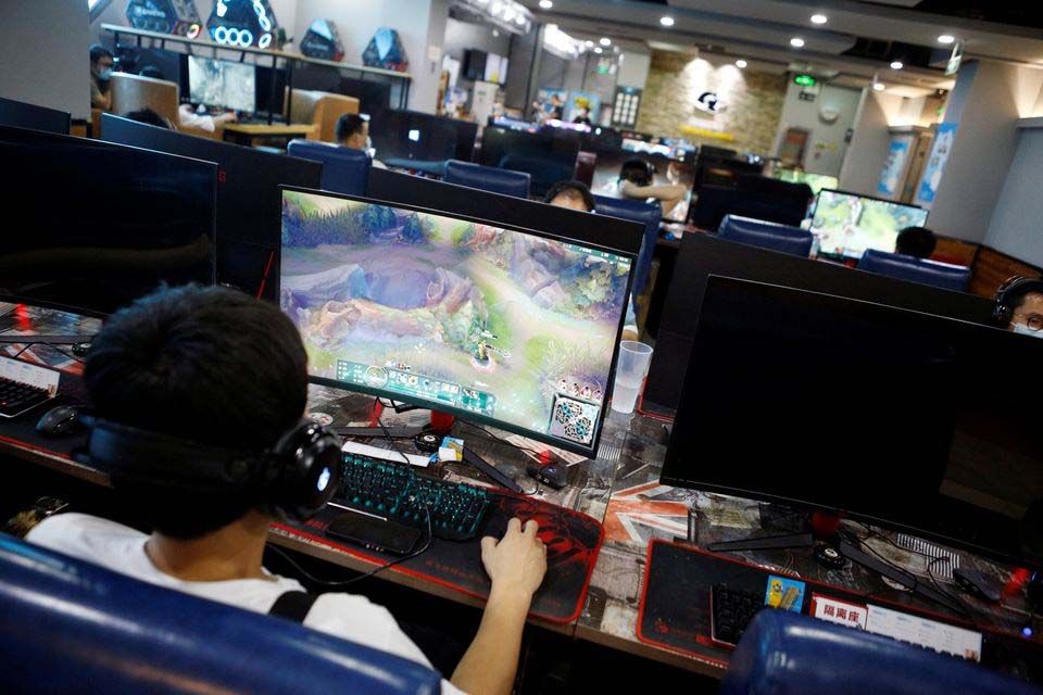 Orang-orang bermain game online di komputer di sebuah kafe internet di Beijing, Cina 31 Agustus 2021. 