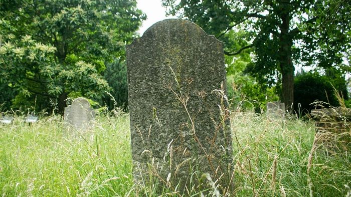 Sebuah kuburan di Hertfordshire, diyakini milik dokter berusia 148 tahun.*  