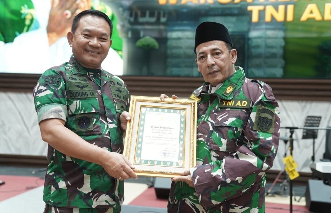 Potret KSAD Dudung mengukuhkan Habib Luthfi sebagai warga kehormatan TNI AD 