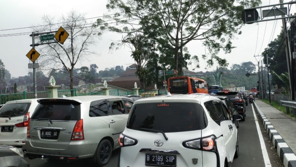 Simak info buka tutup arah di Jalur Puncak Bogor hari ini, Minggu, 26 Maret 2023.
