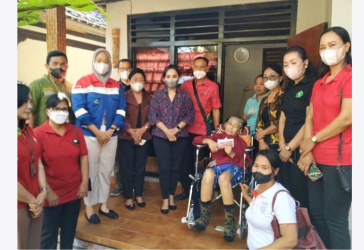K3S Denpasar bersama dengan para donatur kunjungi beberapa lansia yang membutuhkan bantuan alat kesehatan, berupa kursi roda.