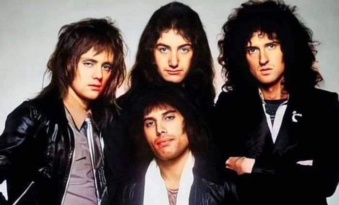 Lagu Bohemian Rhapsody dinyanyikan oleh band Queen yang berasal dari Inggris