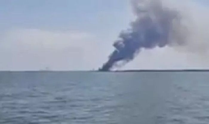 Sebuah kapal Rusia terbakar di laut dekat Sevastopol, dugaan sementara terkena tembakan roket Ukraina.*  