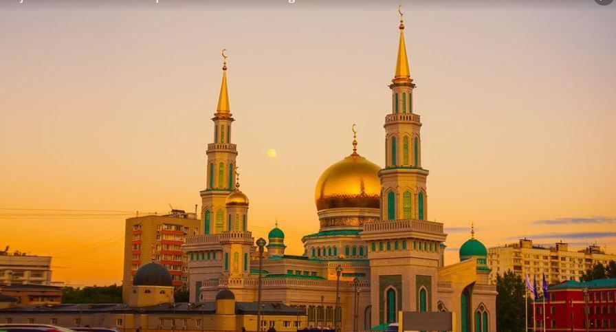 Ilustrasi hukum menjawab azan berdasarkan hadis nabi apakah sunah atau wajib? Lengkap dengan bacaan doa dan keutamaan menjawab azan.