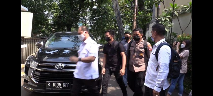 Bharada E mengenakan kemeja hitam dikawal petugas kepolisian saat mendatangi kantor Komnas HAM untuk dilakukan pemeriksaan terkait kasus kematian Brigadir J 